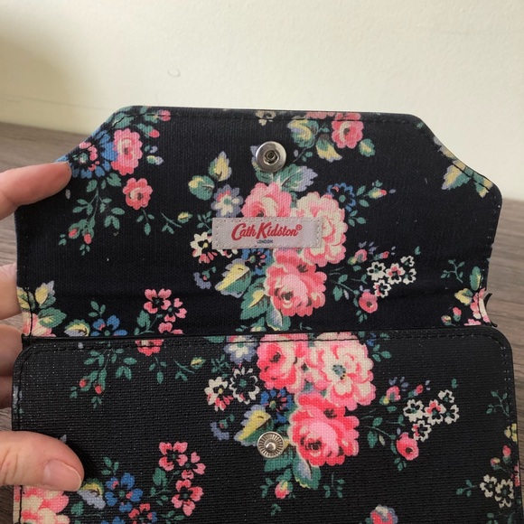 Dark navy, floral Cath Kidston wallet - Picture 5 of 8
